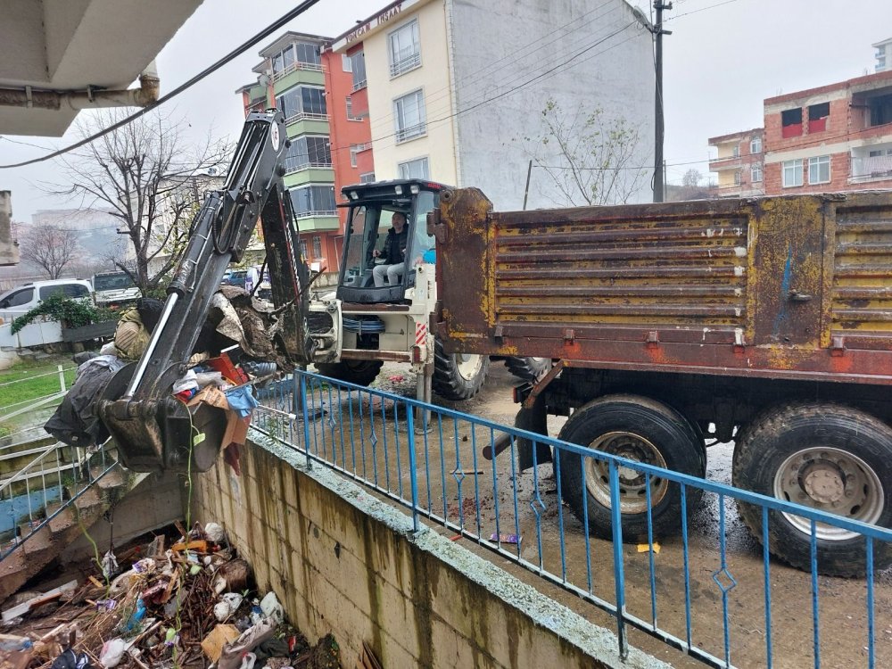 Eden 10 kamyonet çöp çıktı!