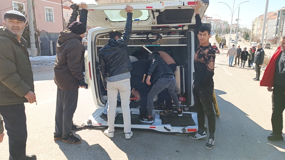 Otomobil ile ambulans çarpıştı! 6 yaralı