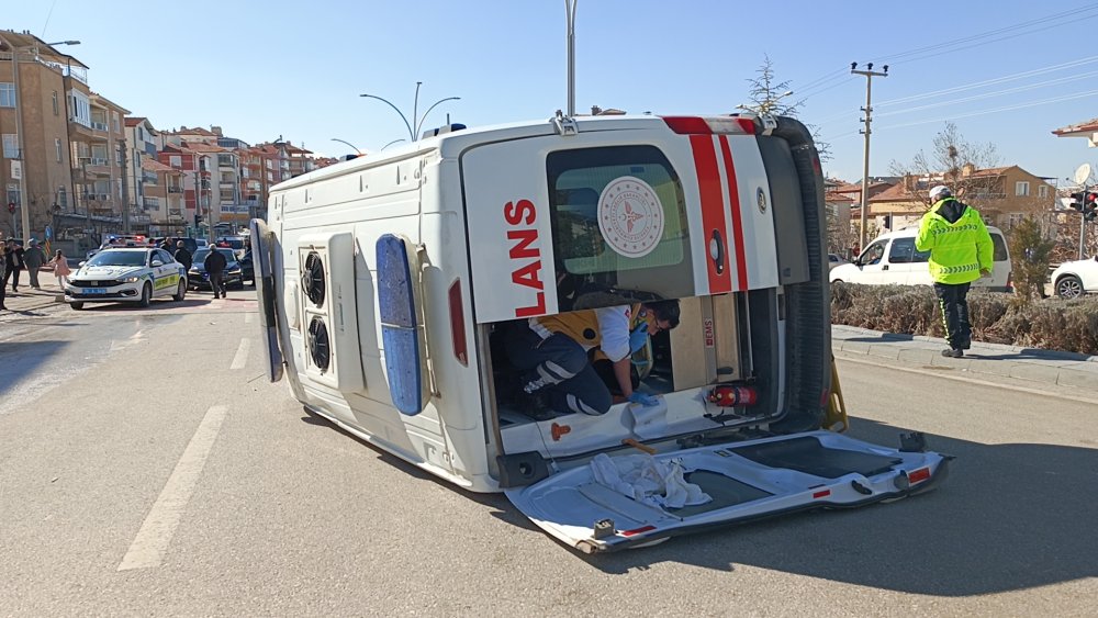 Otomobil ile ambulans çarpıştı! 6 yaralı