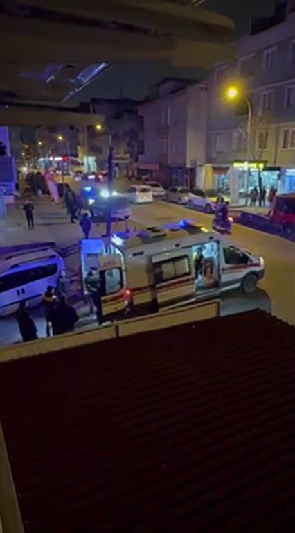 Sokak ortasında eski eşini bıçakladı