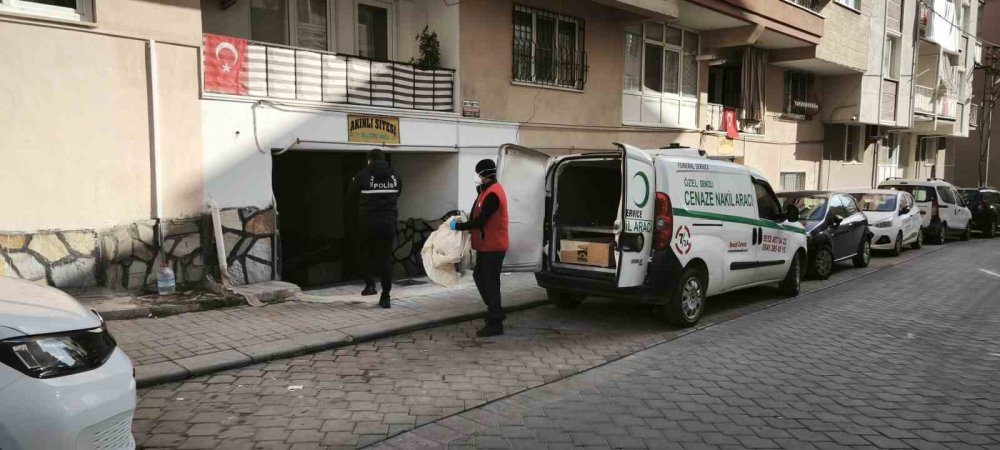 Yalnız yaşadığı evinde arkadaşı tarafından ölü bulundu