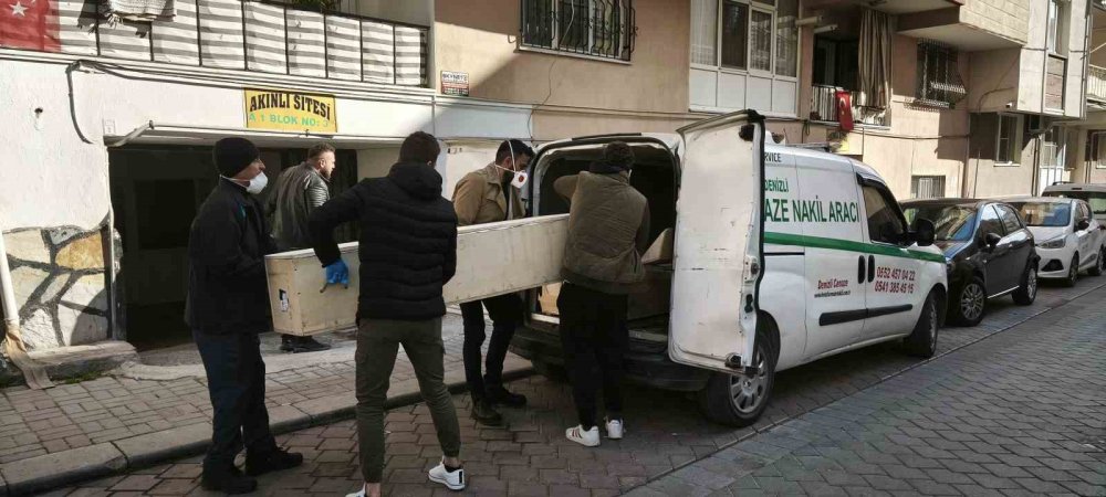 Yalnız yaşadığı evinde arkadaşı tarafından ölü bulundu
