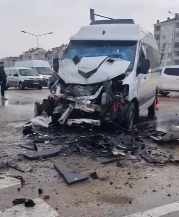 Bursa’da öğrenci servis minibüsü ile belediye otobüsü çarpıştı; 9 yaralı