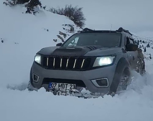 Konya'nın karla kaplı yollarında offroad heyecanı