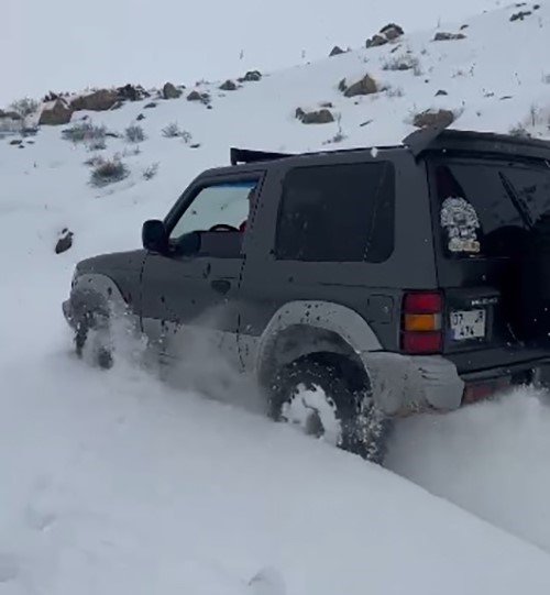 Konya'nın karla kaplı yollarında offroad heyecanı
