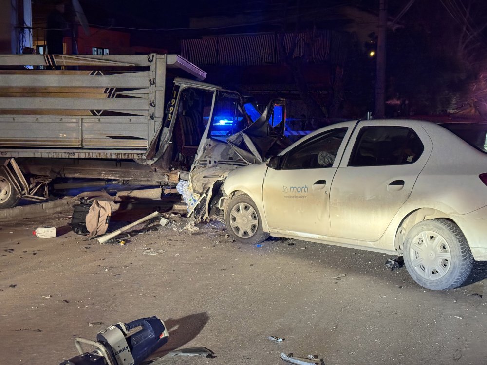 Denizli'de kamyonet ile otomobilin çarpışması kamerada: 1 ölü, 4 yaralı