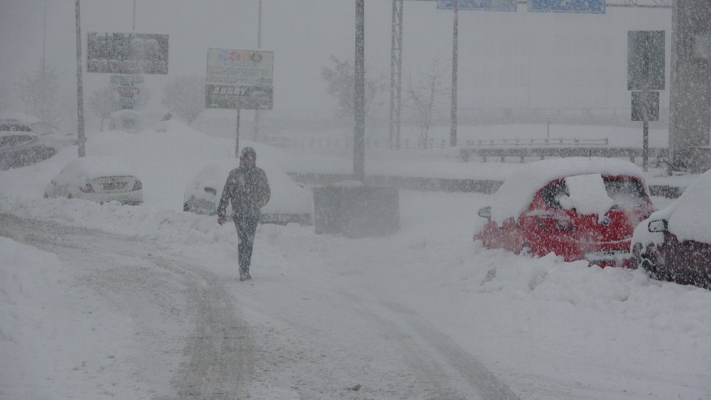 Kar kalınlığı 70 santime ulaştı! Araçlar kar altında kaldı