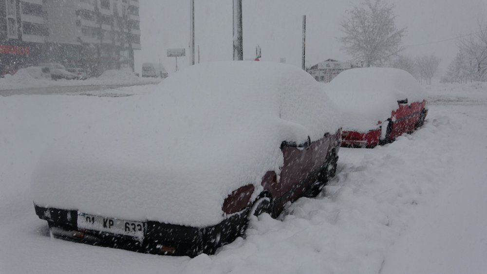 Kar kalınlığı 70 santime ulaştı! Araçlar kar altında kaldı
