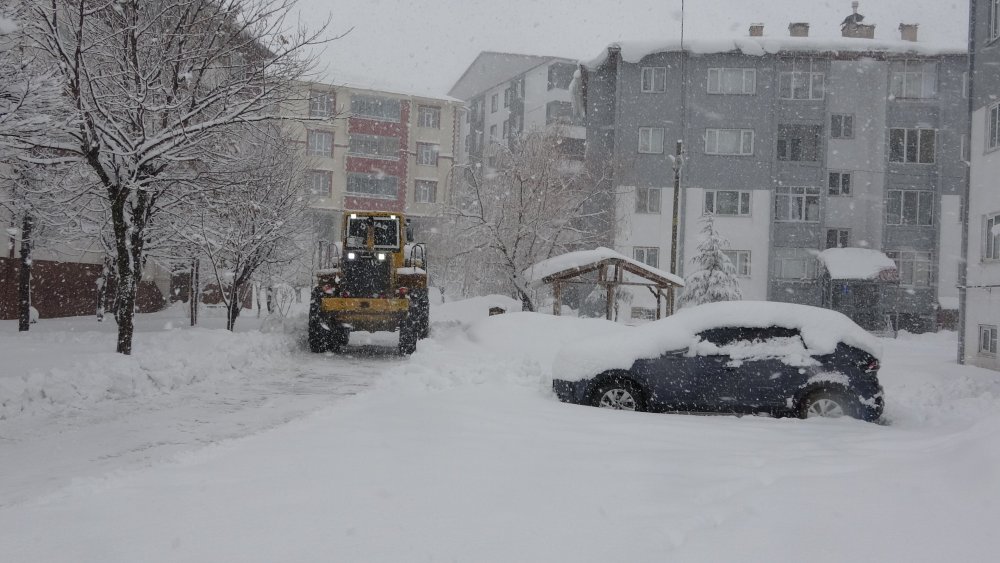 Kar kalınlığı 70 santime ulaştı! Araçlar kar altında kaldı
