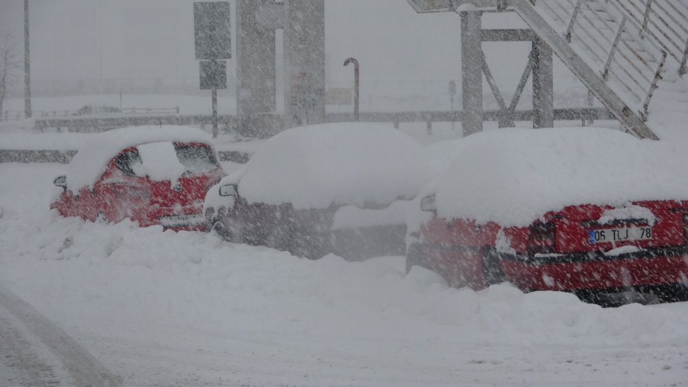 Kar kalınlığı 70 santime ulaştı! Araçlar kar altında kaldı
