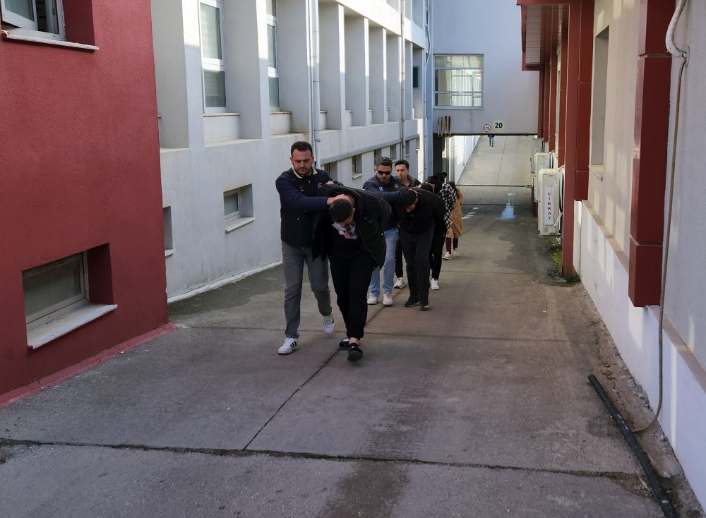 Kendini infaz koruma memuru olarak tanıtıp, 690 bin TL dolandırdı