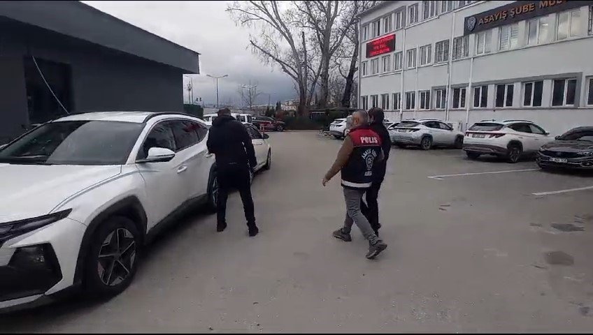 Kendini vali olarak tanıtıp iş adamlarını dolandırdı