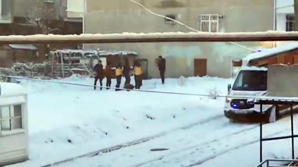 Ailesiyle birlikte yaşadığı evinin yakınındaki karla kaplı arazide ölü bulundu