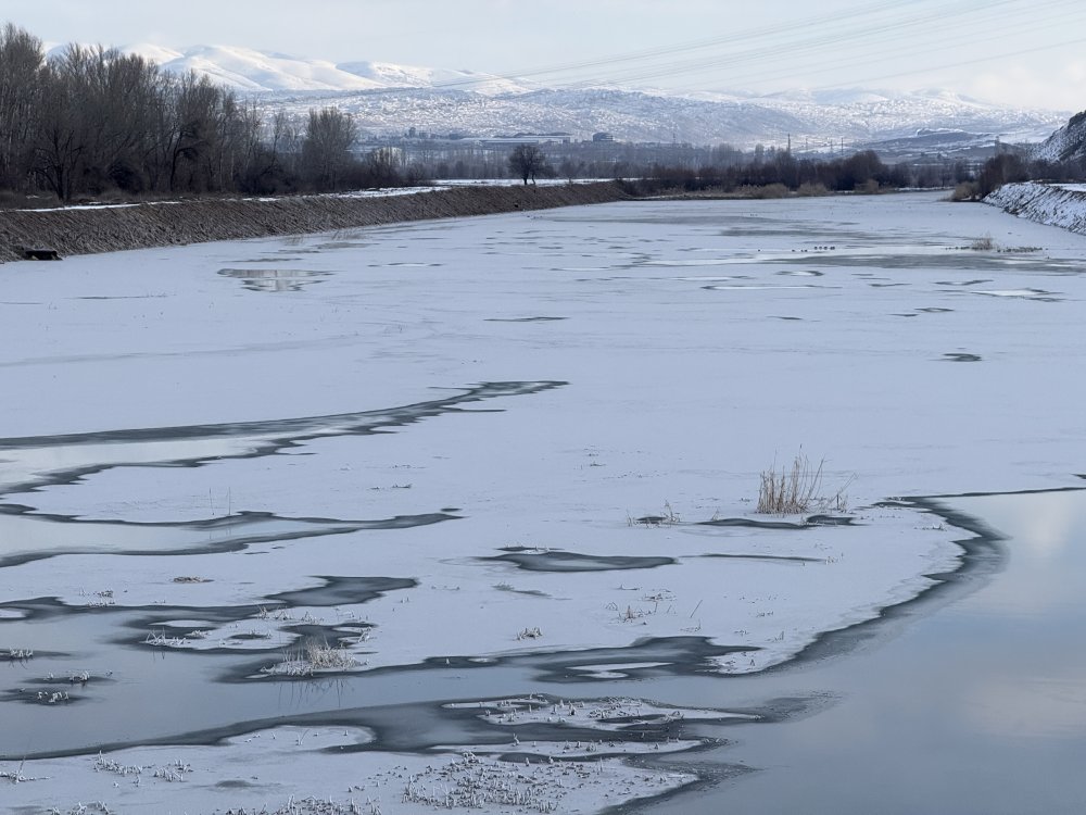Sıcaklık eksi 18'i gördü, Türkiye'nin en uzun nehri kısmen dondu