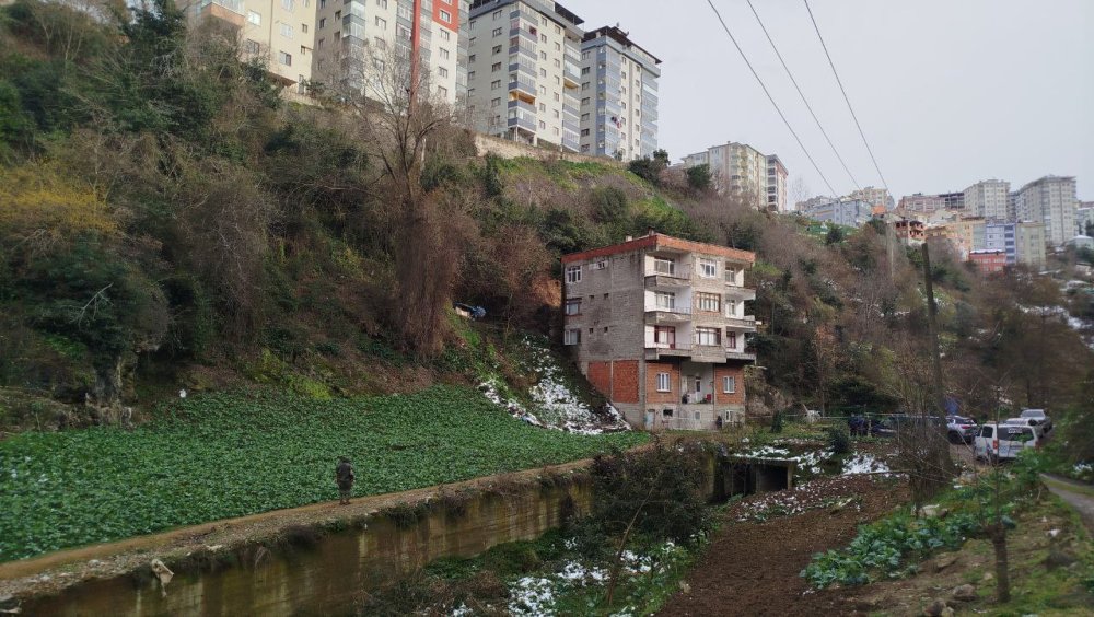 Trabzon'da heyelan... 4 katlı bina boşaltıldı