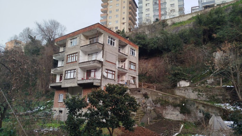 Trabzon'da heyelan... 4 katlı bina boşaltıldı