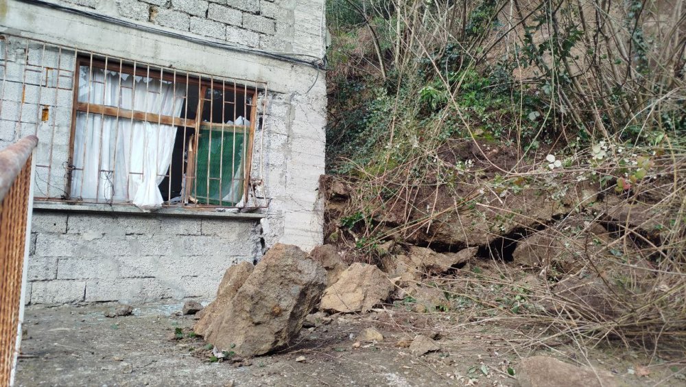 Trabzon'da heyelan... 4 katlı bina boşaltıldı