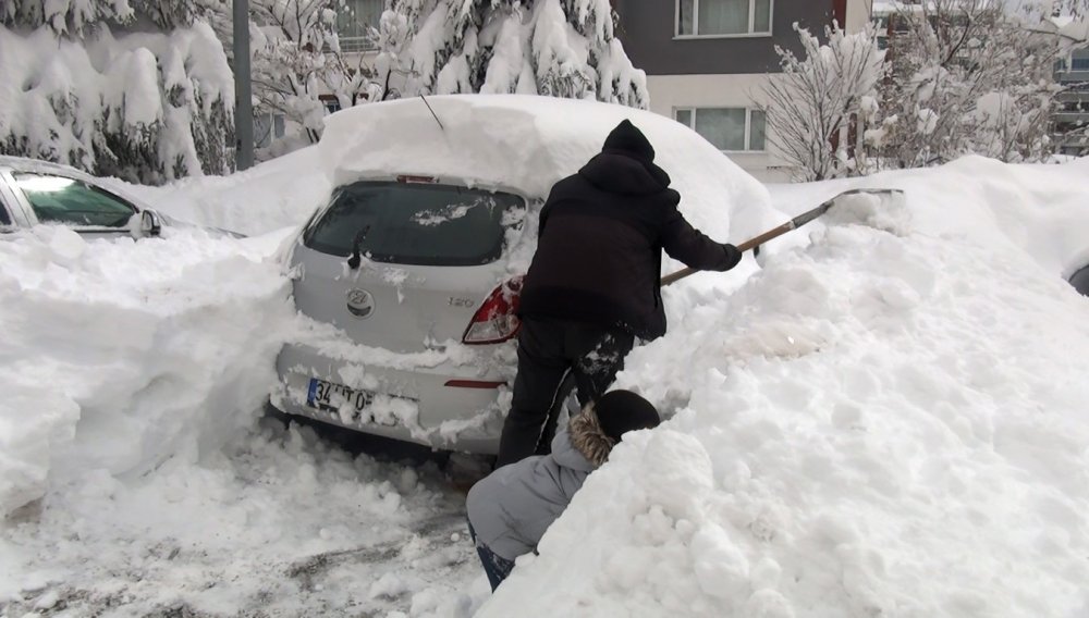Kar altında araçlarını aradılar
