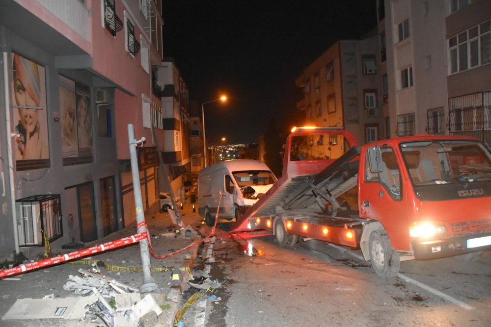 Minibüsle otomobil çarpıştı: 2 ölü, 2 yaralı