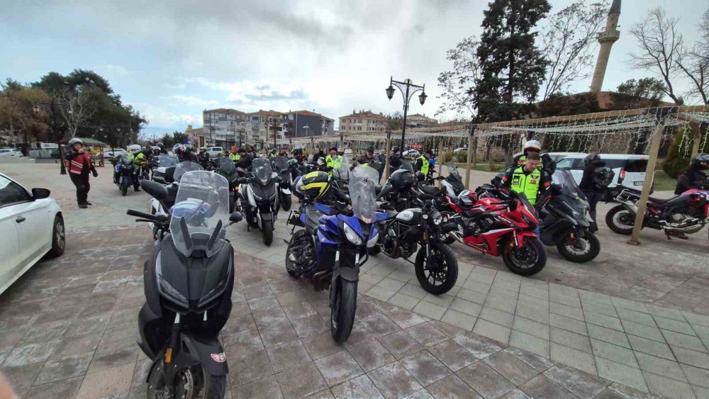 Motosikletlilerden ’katil bariyer’ eylemi