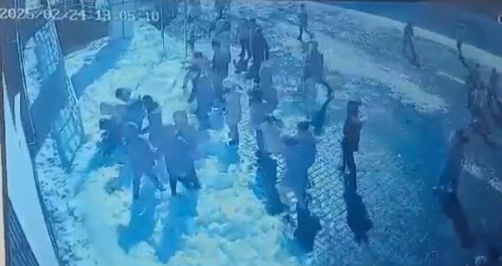 Başına buz kütlesi düştü! Öğrenci ağır yaralandı