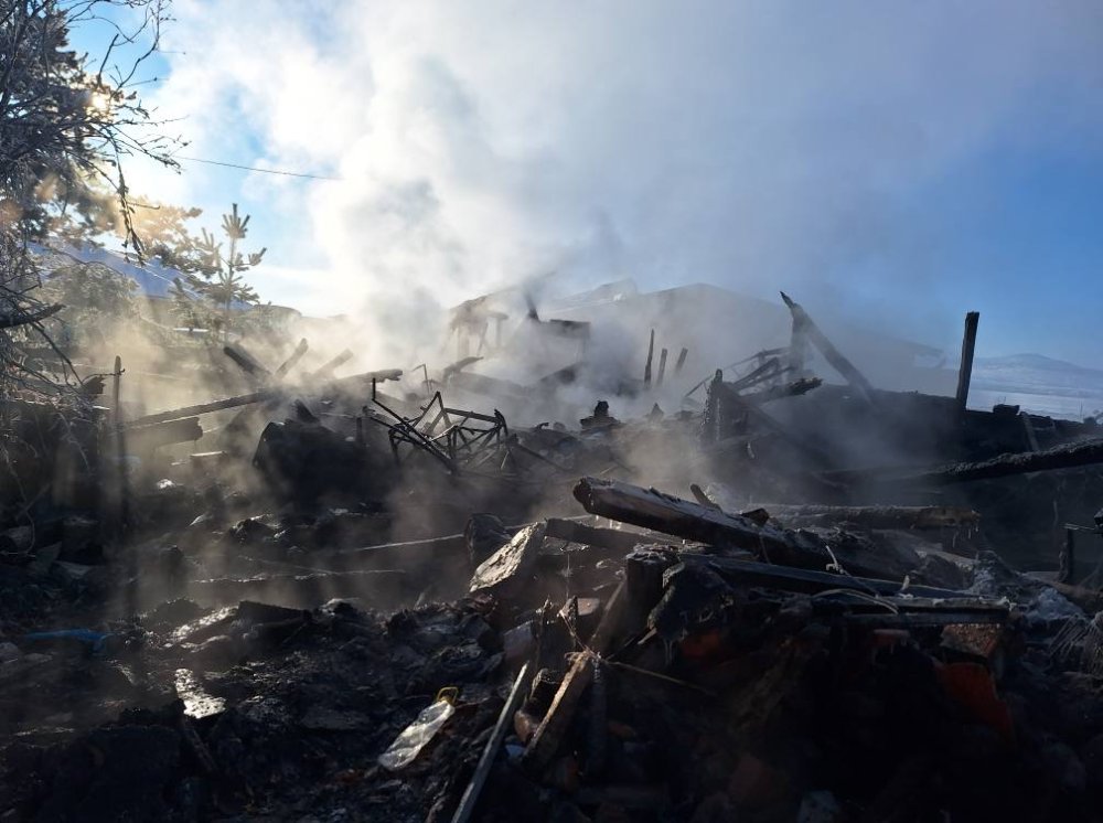 2 katlı ahşap evde gece yarısı yangın; 1 ölü, 1 yaralı