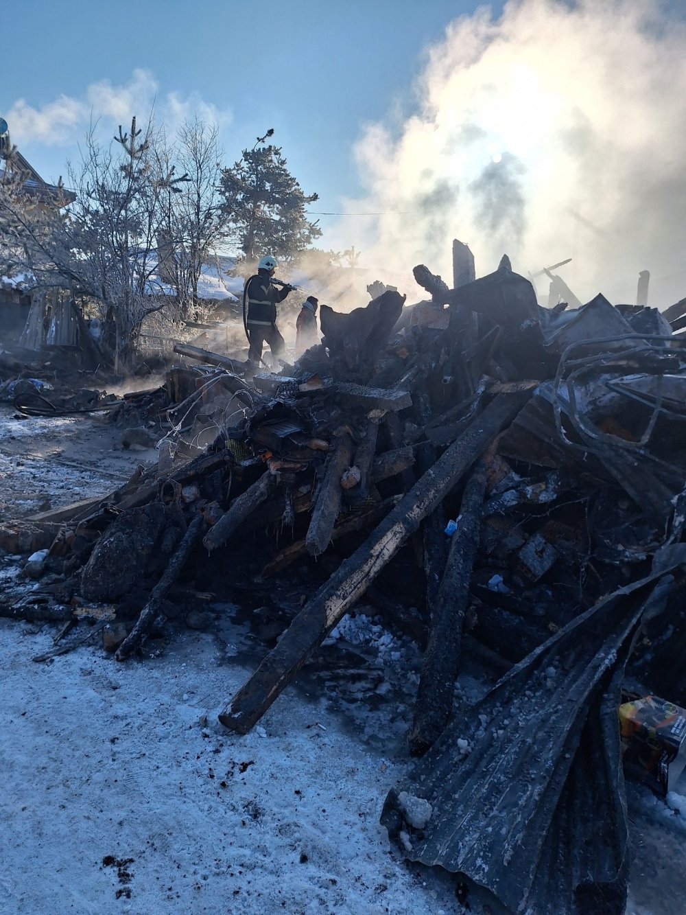 2 katlı ahşap evde gece yarısı yangın; 1 ölü, 1 yaralı