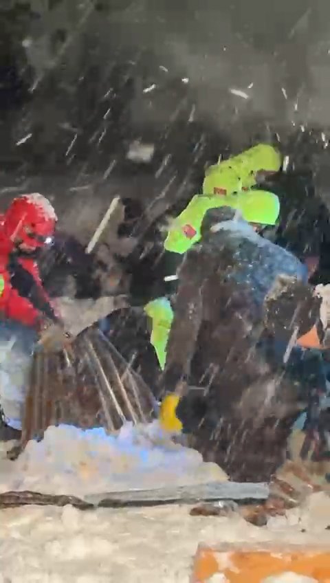 Yoğun kar yağışı nedeniyle ahırın çatısı çöktü; 50 küçükbaş telef oldu