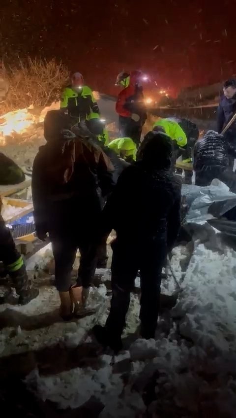 Yoğun kar yağışı nedeniyle ahırın çatısı çöktü; 50 küçükbaş telef oldu