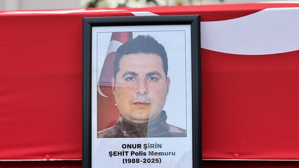 konyada-polis-aracinin-tirla-carpismasi-sonucu-sehit-olan-polis-memuru-onur-sirinin-naasi-duzenlenen-torenin-ardindan-ispartaya-ugurlandi-4.jpg
