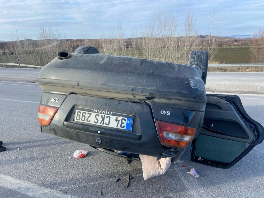 Köpeğe çarpmamak için... Otomobiliyle takla attı: 3 yaralı