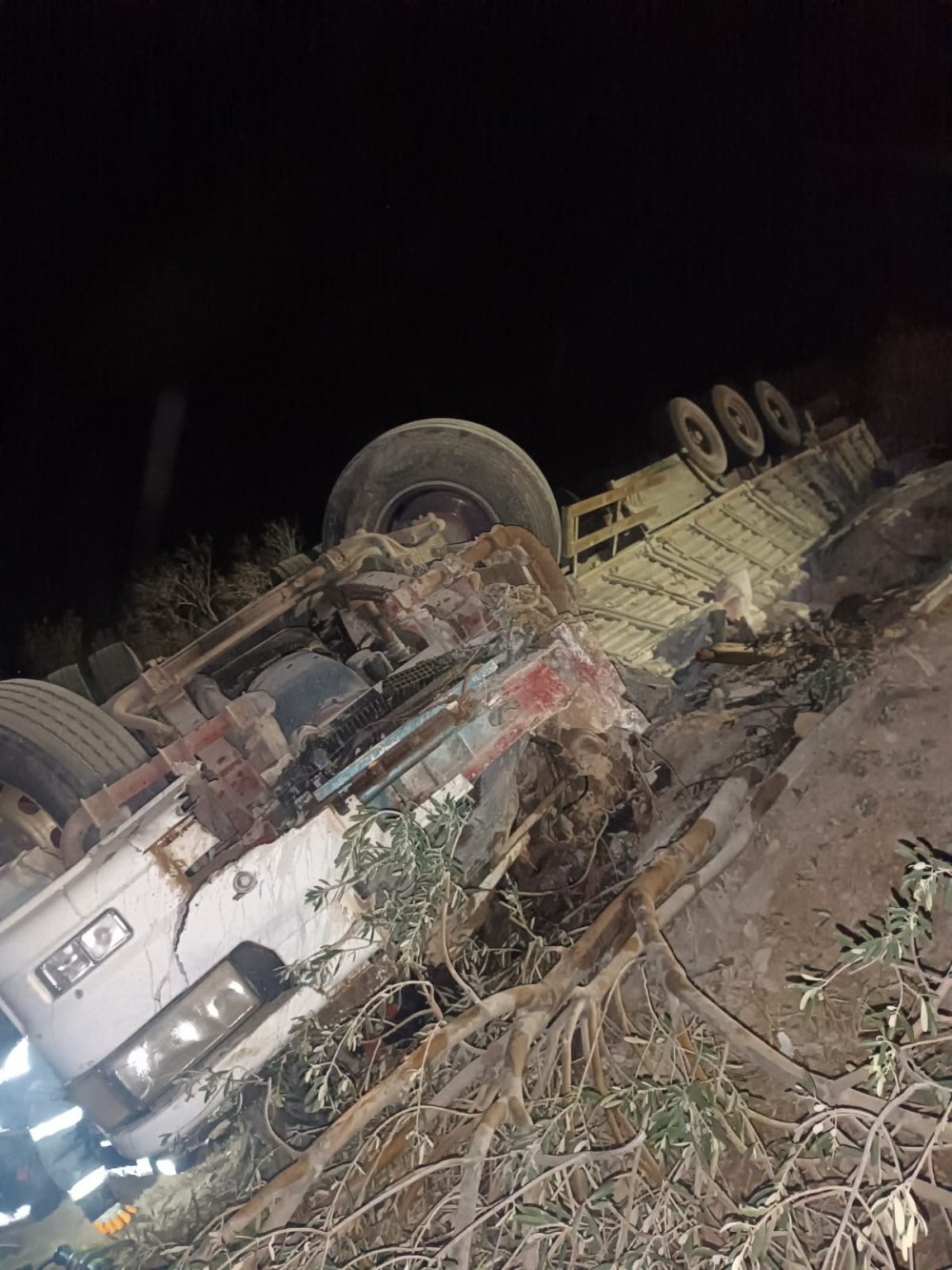 Mersin'de şarampole devrilen kamyondaki 2 kişi öldü