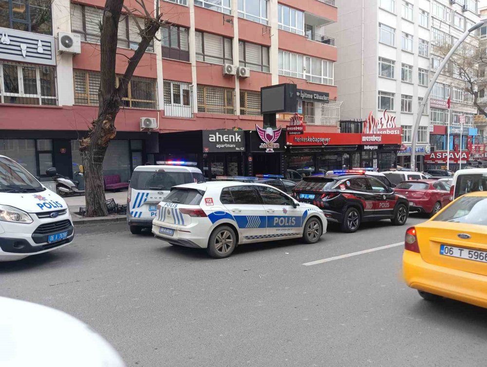 Düşen kişi ölü gibiydi... Arkadaşını bıçaklayıp 4. kattan atladı