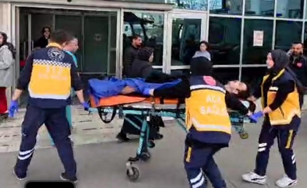 Kendisini evinde aldatıldığını öne sürdüğü eşini ve yanındaki kişiyi bıçakladı