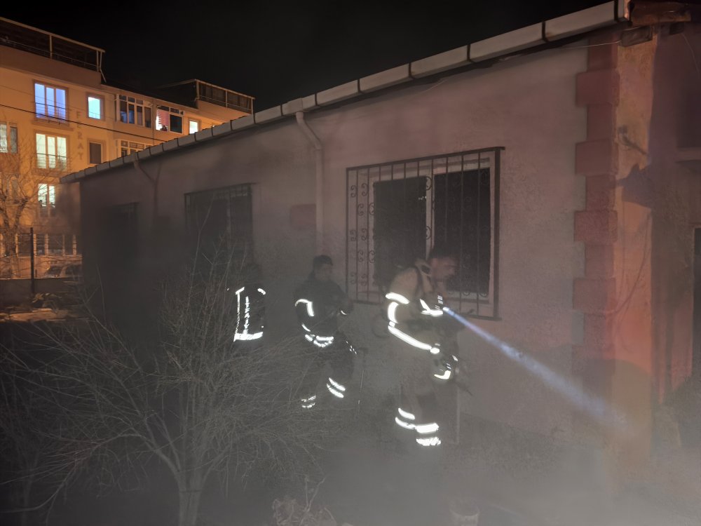 Komşusunda iftardayken evinde yangın çıktı