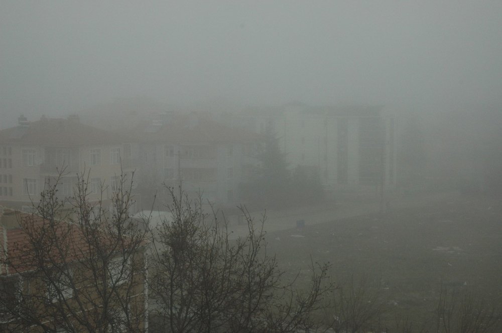 Konya'nın ilçesinde yoğun sis etkili oluyor... Görüş mesafesi düştü