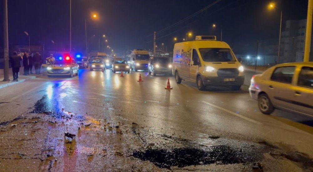 Makas atarak ilerleyen otomobil, minibüse çarptı: 10 yaralı