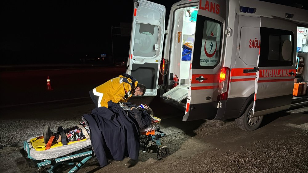 Nikahtan dönenlerin içerisinde bulunduğu otomobil, başka bir otomobille çarpıştı: 1 ölü, 7 yaralı