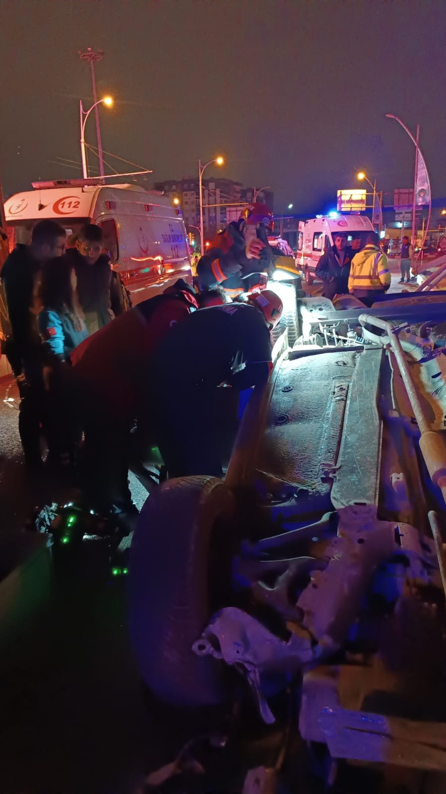 Refüje çarpan otomobil, ters döndü; 1 ölü, 1 yaralı