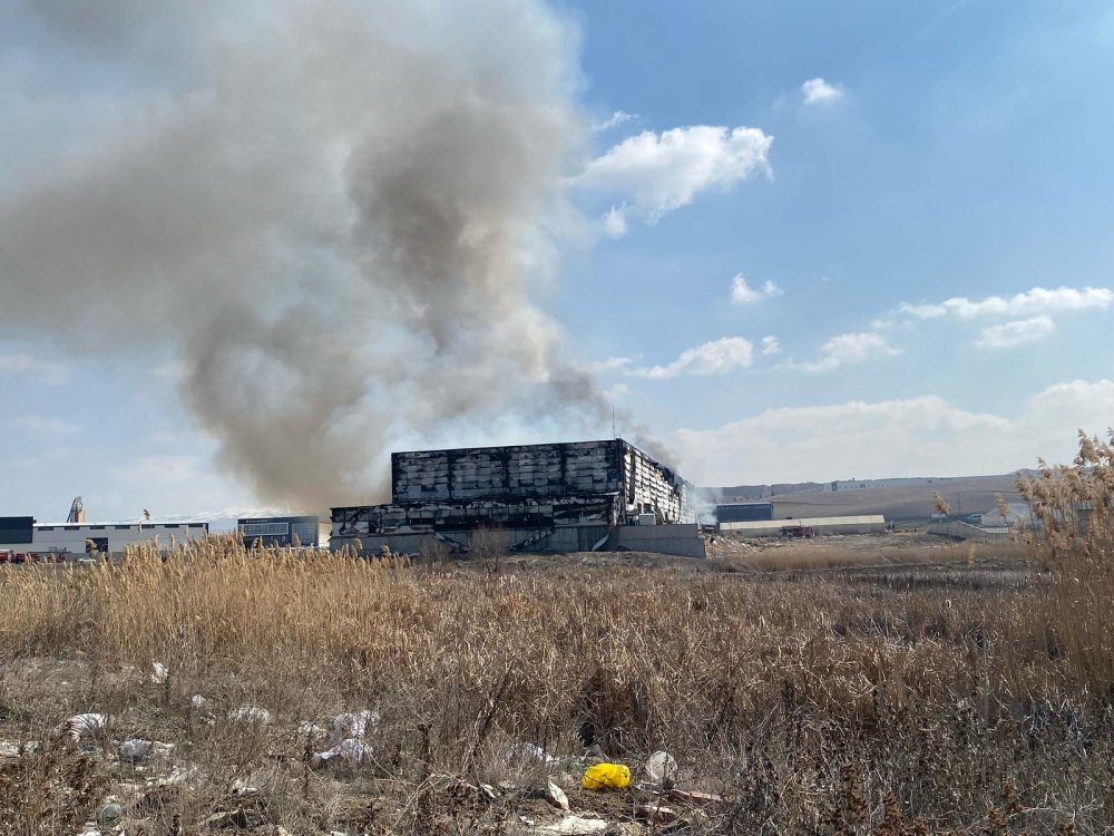 Yatak fabrikasında yangın! Kullanılmaz hale geldi