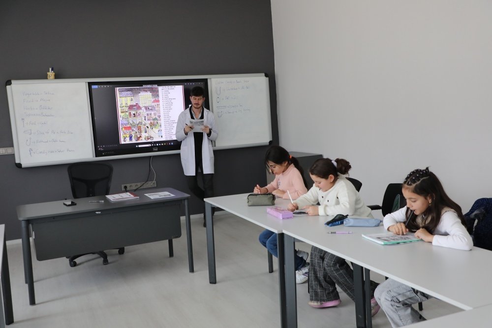 Konya'da gençlerin geleceğine ışık tutuyorlar