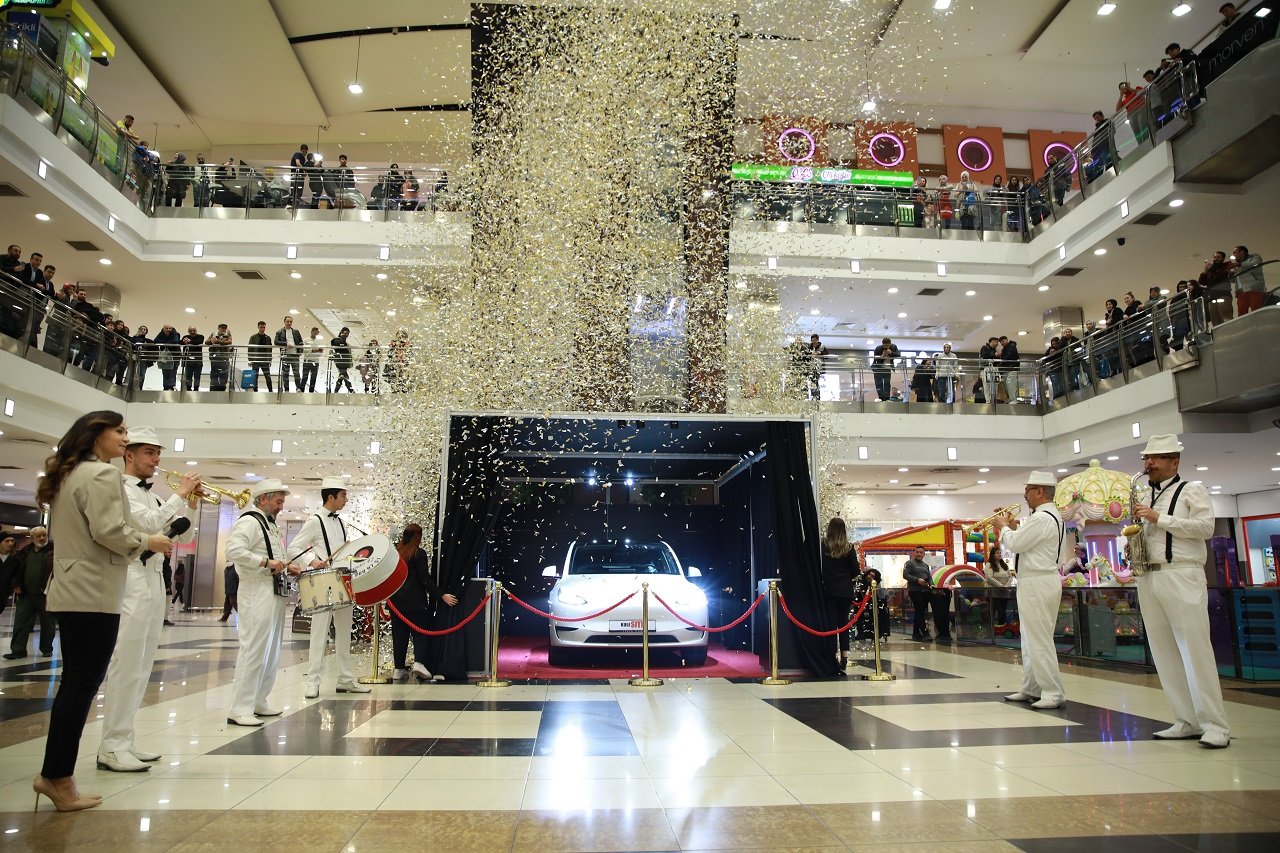 konyadaki-avm-tesla-otomobil-hediye-ediyor-2.jpg