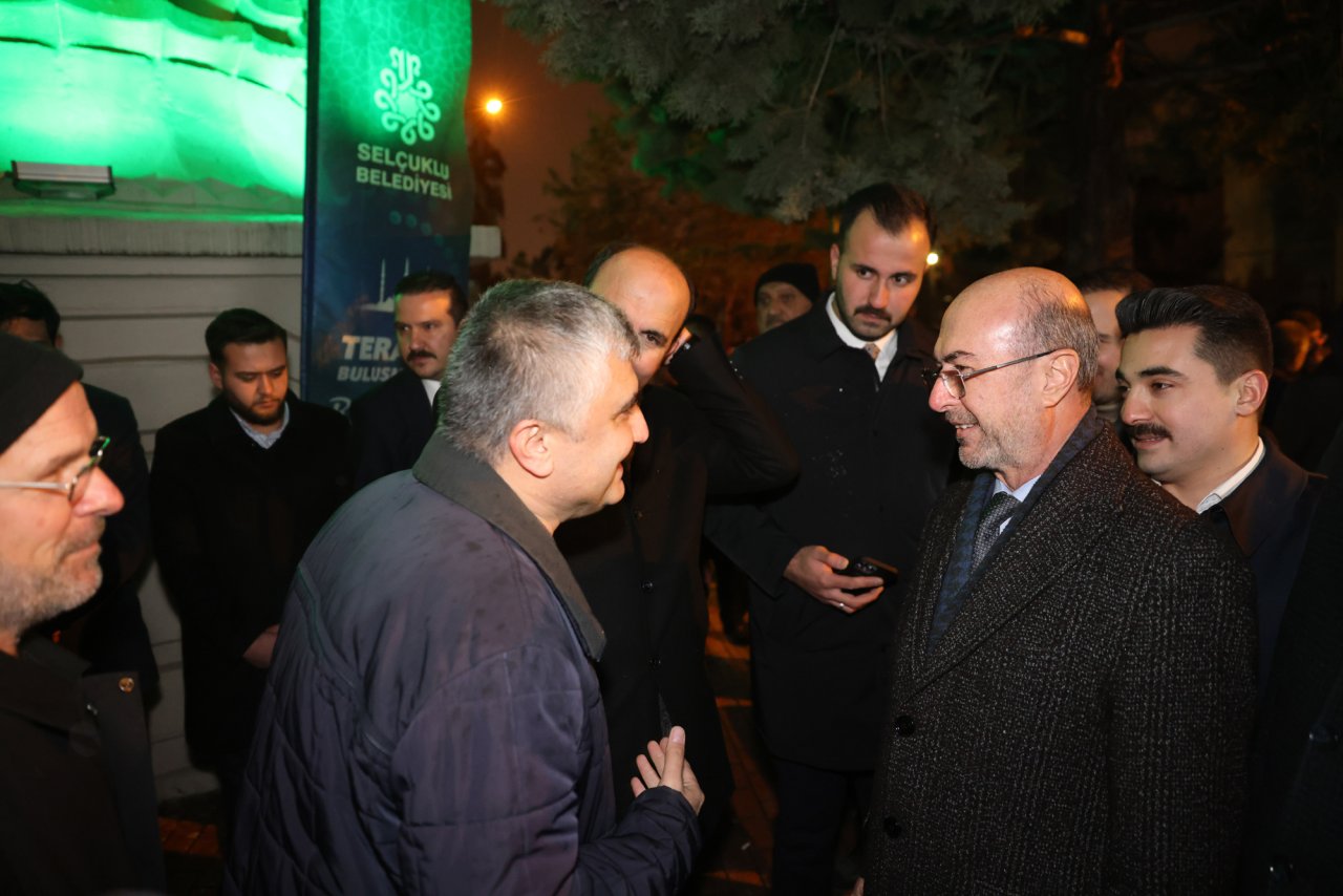 baskanlar-selcukluda-teravih-sonrasi-vatandaslarla-bulustu-2.jpg