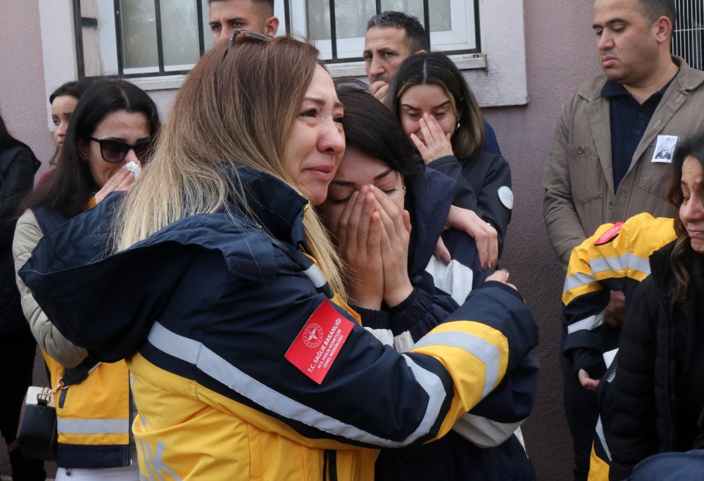 Gaspçıların darbettiği paramedik, yaşam savaşını kaybetti