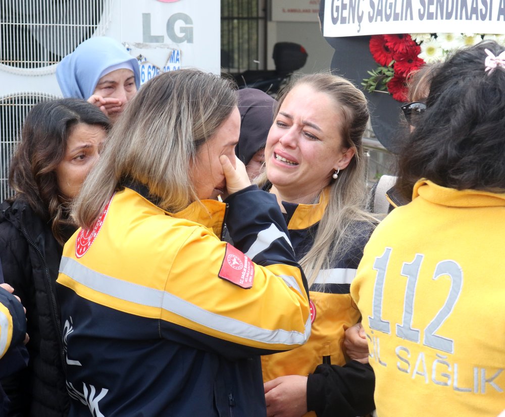 Gaspçıların darbettiği paramedik, yaşam savaşını kaybetti