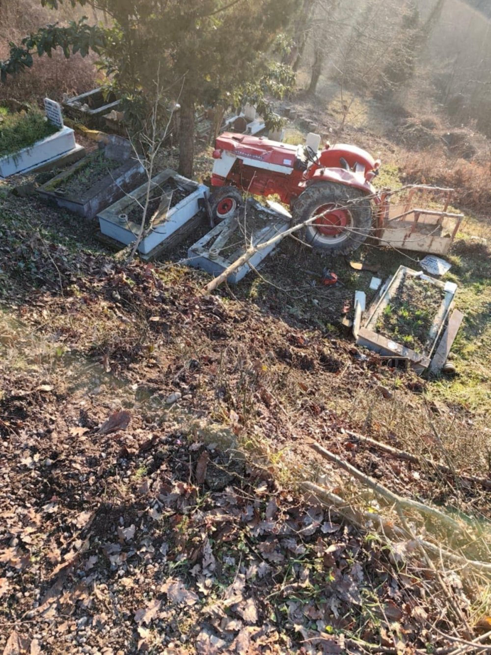 Mezarlığa devrilen traktörün sürücüsü öldü