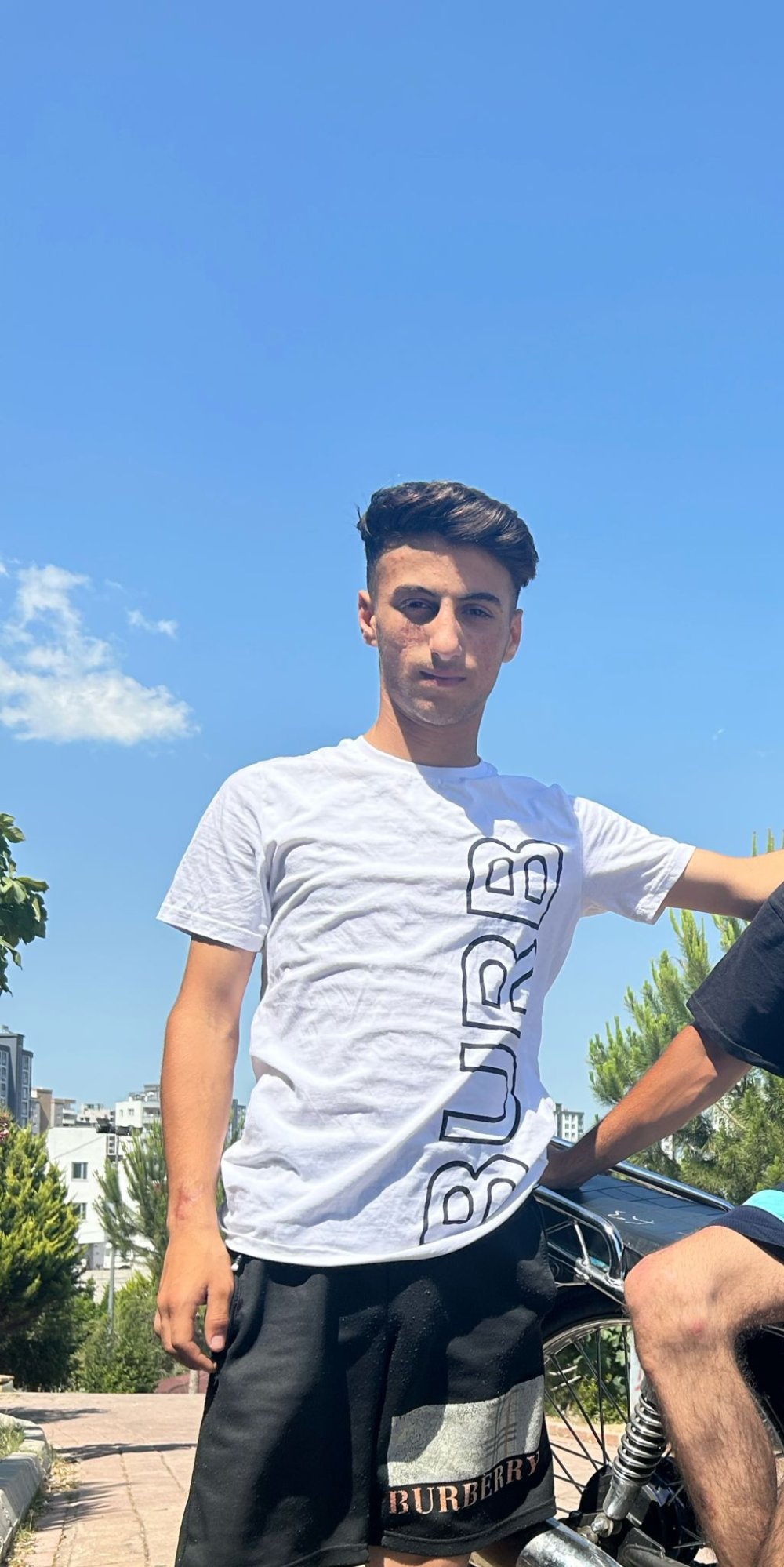 Banka oturan 2 kardeşi öldürdü... "Bana küfrettiler"