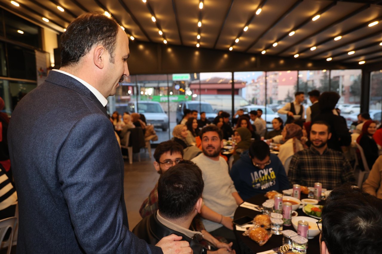 baskan-altay-iftarda-universiteli-genclerle-bulustu-2.jpg