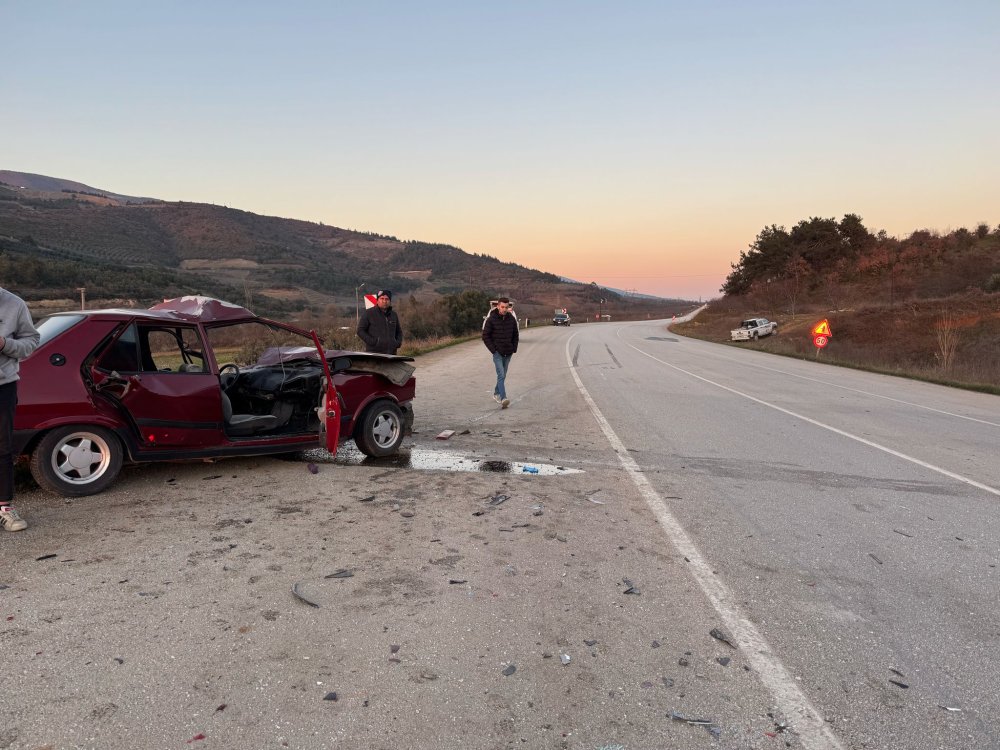Bursa'da otomobil, kamyona çarptı: 1 ölü, 2 yaralı