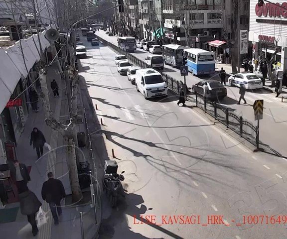 Yaya geçidinden geçen kadına otomobil çarptı